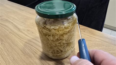 Ilustrácia otvárania zaváraninového pohára pomocou lyžičky