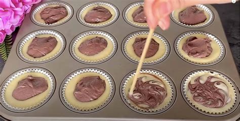 Pripravené cesto na muffiny vo forme