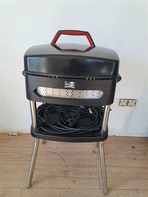 Elektrický gril pripravený na grilovanie mäsa a zeleniny