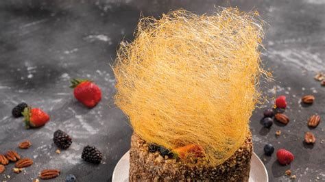 Karamelová pavučinka na torte