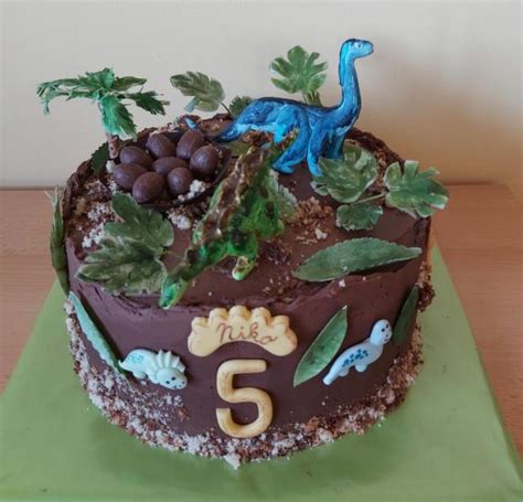 Koláž tort s motívmi pre chlapcov (superhrdinovia, autá, dinosaury)