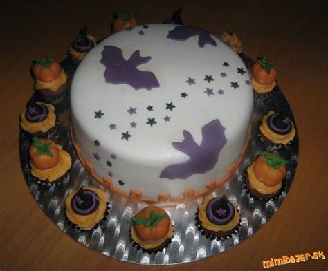 Halloweenska torta s tematickými zápichmi