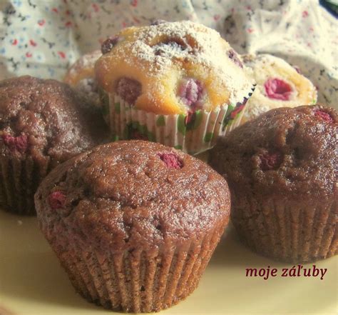 Muffiny s malinami a polevou z bielej čokolády