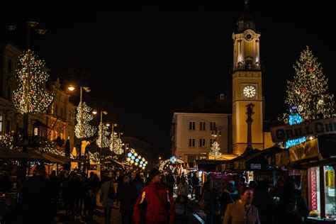 Vianočné trhy s osvetlenými stánkami a vianočným stromčekom