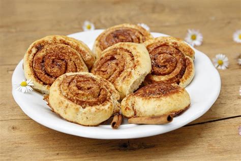 Hotové upečené osie hniezda s roztopeným syrom
