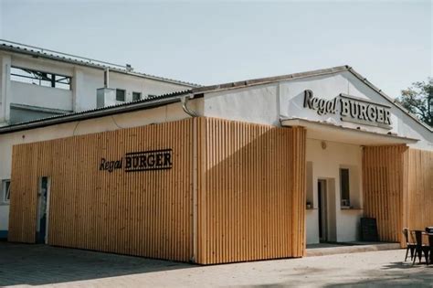 slávnostná atmosféra v prevádzke Regal Burger pri príležitosti 10. výročia
