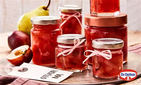 Poháre s domácim jablkovým džemom