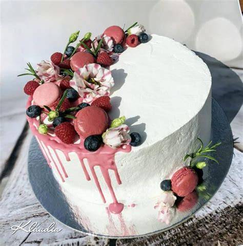 Svieža ovocná torta s makronkami