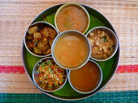 Indické Thali s rôznymi pokrmami