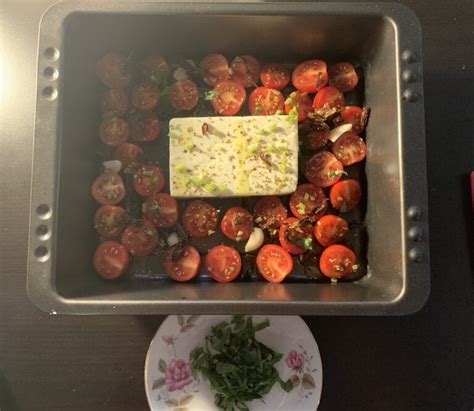 Zapečená feta s cherry paradajkami pripravená na podávanie s cestovinami