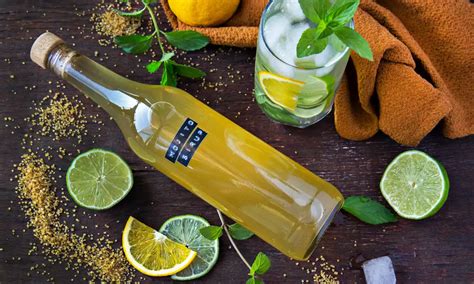 Limoncello fľaša a poháre s plátkami citróna