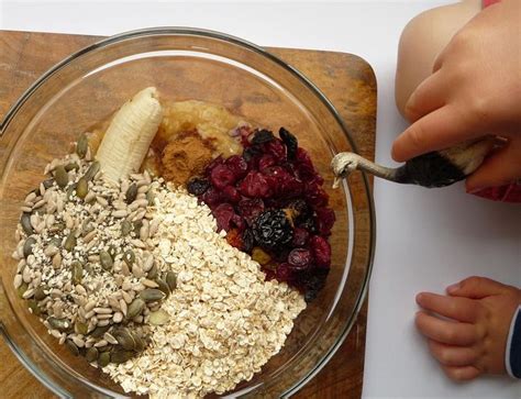 Domáce pečené müsli s ovocím a jogurtom