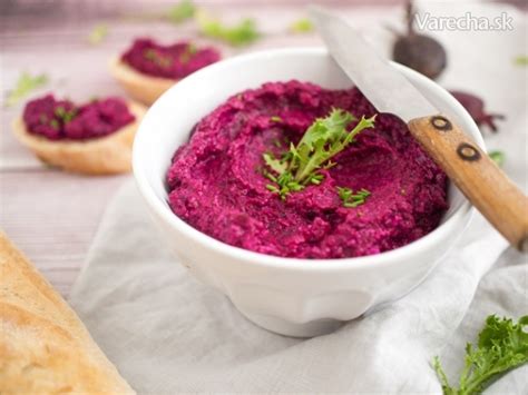 Cviklová nátierka v miske