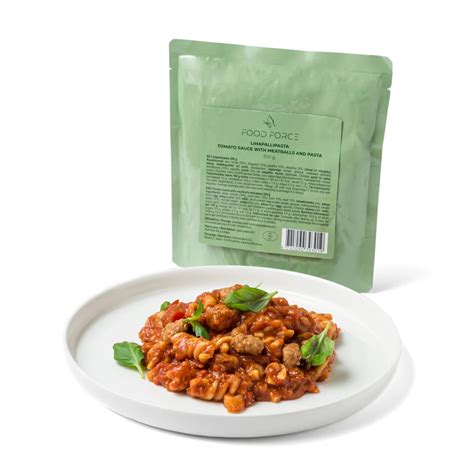 Hotové jedlo Natto s celozrnnými cestovinami a paradajkovou omáčkou