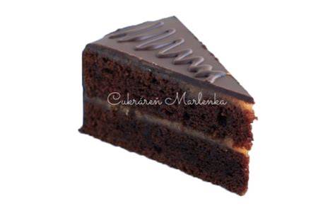 Detailný záber na rez Sacher torty s vrstvami marhuľového lekváru