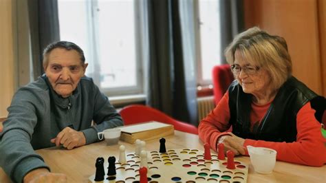 Skupina seniorov pri spoločenských hrách v dennom centre