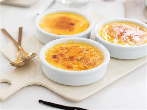 Koláž rôznych francúzskych dezertov ako crème brûlée, makrónky a tarte Tatin