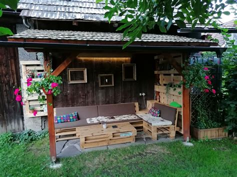 Záhradný gril lokomotíva pri rodinnom dome