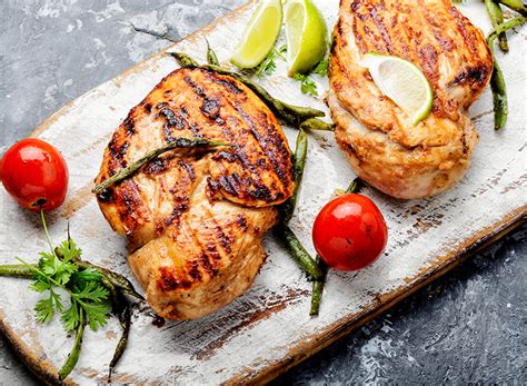 Ilustračná fotografia kuracieho mäsa vo veľkom