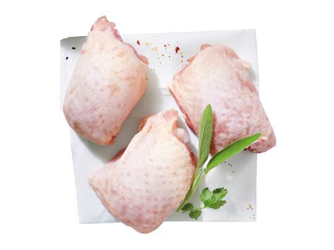 Detailný záber na čerstvé kuracie stehná