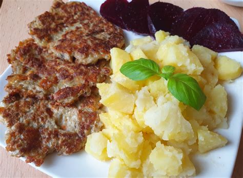Dieťa, ktoré papá zdravé jedlo s hydinovým mäsom