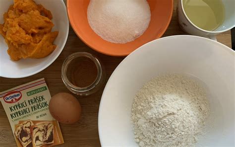 Ingrediencie na pečenie vrátane sódy bikarbóny a prášku do pečiva