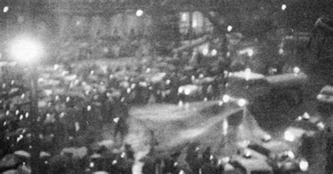 Dobová fotografia zo Sviečkovej manifestácie
