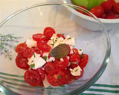 Čerstvé cherry paradajky a guľôčky mozzarelly