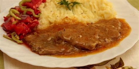 Servírovanie srnčieho chrbta s kávou