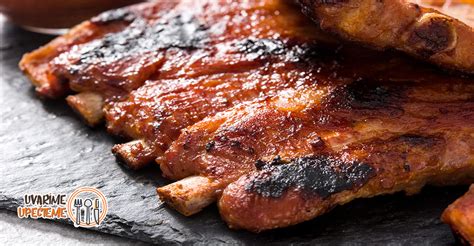 Hotové pečené rebrá s barbecue omáčkou