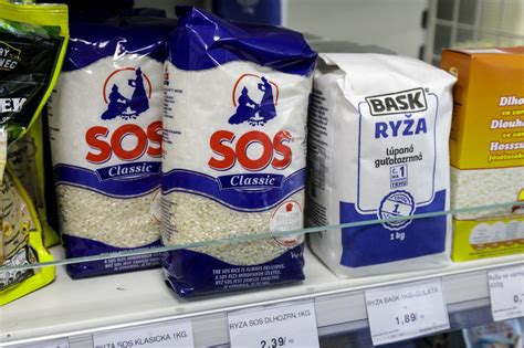Sortiment ryžových placiek a zdravých potravín v obchode