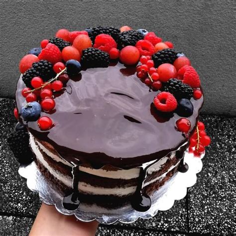 Ukážka dekorácie hnedej torty s ovocím a čokoládou