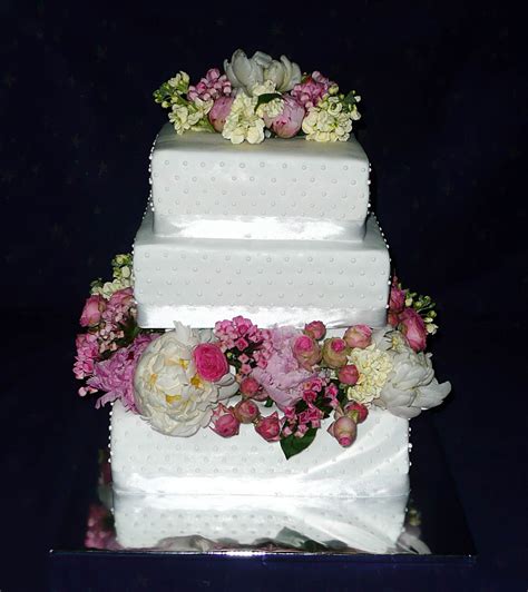 Živé kvety na svadobnej torte