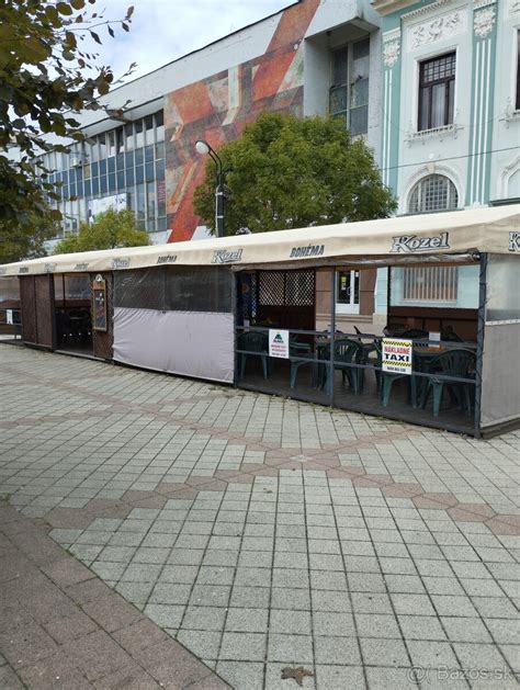 Pohľad na interiér Pizzerie Aura alebo jej letnú terasu