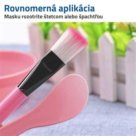 Detailná fotografia kávovej pleťovej masky a jej aplikácie