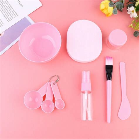 koláž obrázkov domácich surovín na pleťové masky (med, jogurt, ovocie, zelenina)