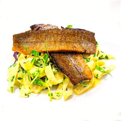 Ilustrácia pstruha obaleného slaninou