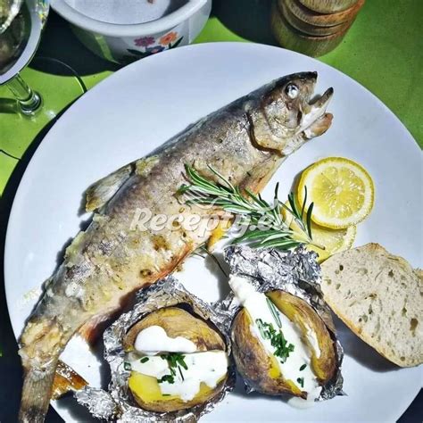 Servírovaný pstruh s prílohou