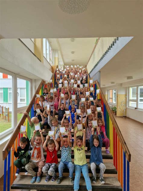 Učiteľka a deti v materskej škole počas vzdelávacej aktivity