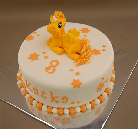 Ukladanie poschodí uterákovej torty