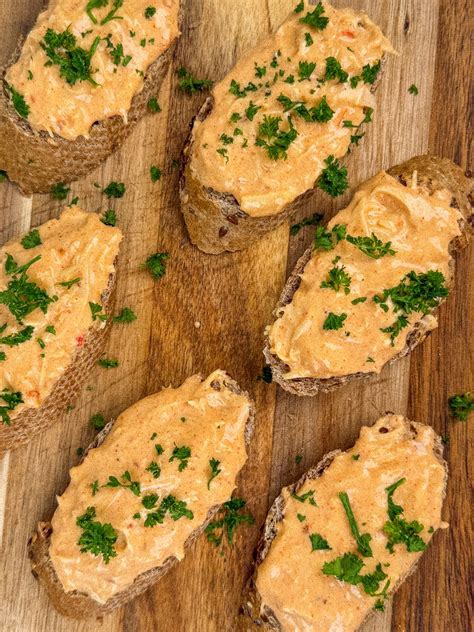 Pikantná syrová nátierka s chilli a čerstvými bylinkami na hriankach