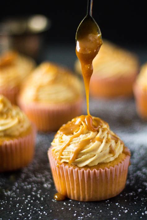 Muffiny so slaným karamelom ozdobené krémom a karamelom