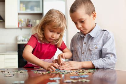 Deti hrajúce sa s puzzle s biblickou tematikou