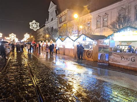 Vianočné trhy s ľuďmi popíjajúcimi punč