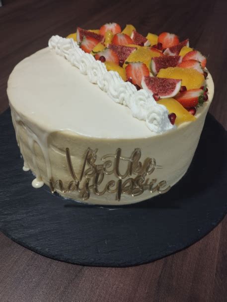 Dvojposchodová torta s ovocným vodopádom