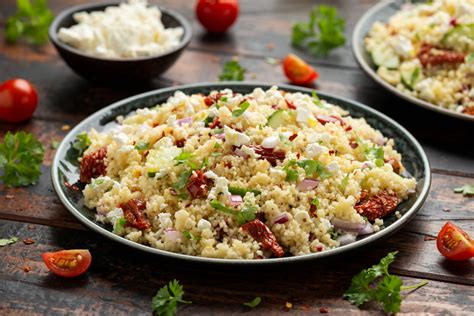 Karbonátky s feta syrom a sušenými paradajkami na tanieri