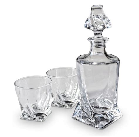 Luxusná karafa s pohármi a fľašou exkluzívneho alkoholu