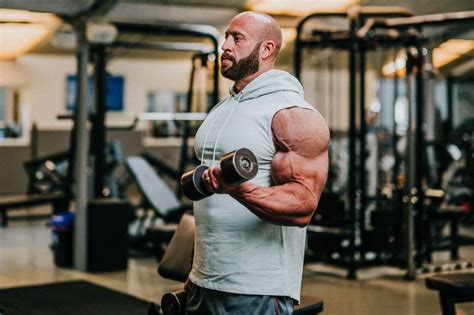 Športovec konzumujúci proteínové guľky po tréningu