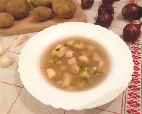 Servírovaná slovenská zemiaková polievka s petržlenovou vňaťou