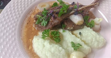 Servírované jahňacie kotlety s hráškovým pyré